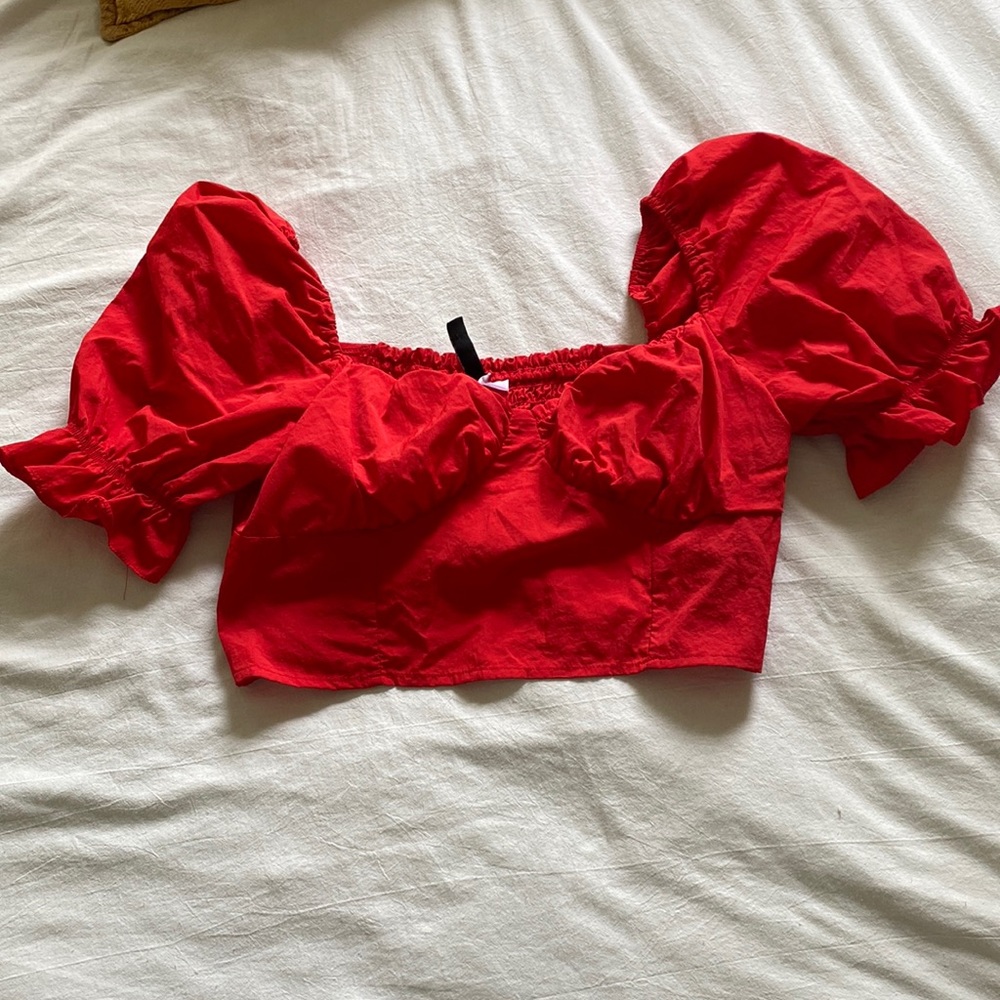 Red puffy, sleeved crop top